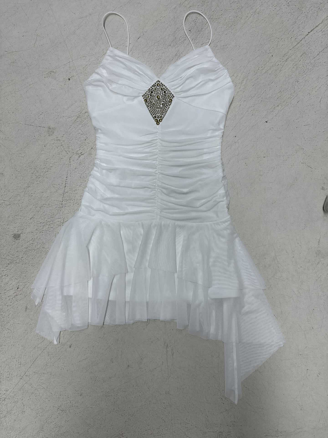 Damen Elegantes Abendkleid mit Rüschendetails und funkelndem Schmuck Aliams