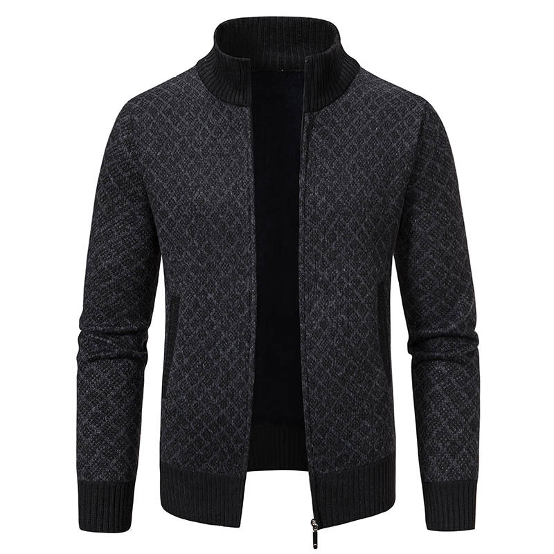 Herren Strickjacke mit modernem Zopfmuster und hohem Kragen Aliams