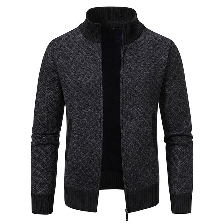 Herren Strickjacke mit modernem Zopfmuster und hohem Kragen Aliams