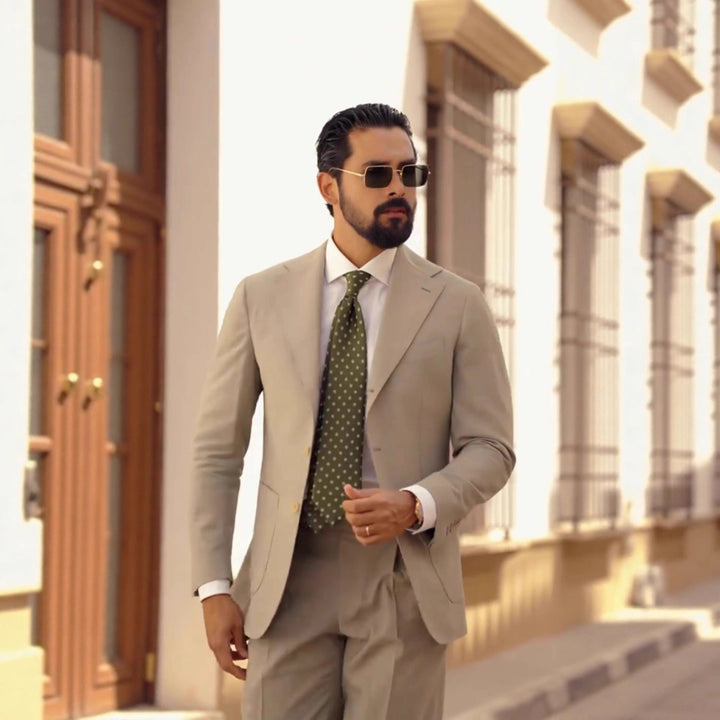 Herren eleganter Anzug im modernen Schnitt mit stilvollen Details Aliams