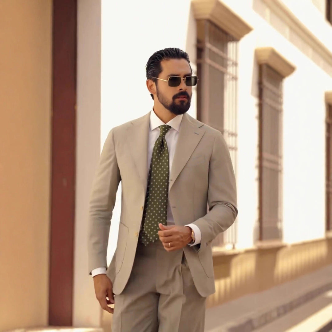 Herren eleganter Anzug im modernen Schnitt mit stilvollen Details Aliams