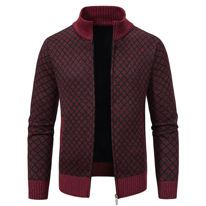 Herren Strickjacke mit modernem Zopfmuster und hohem Kragen Aliams