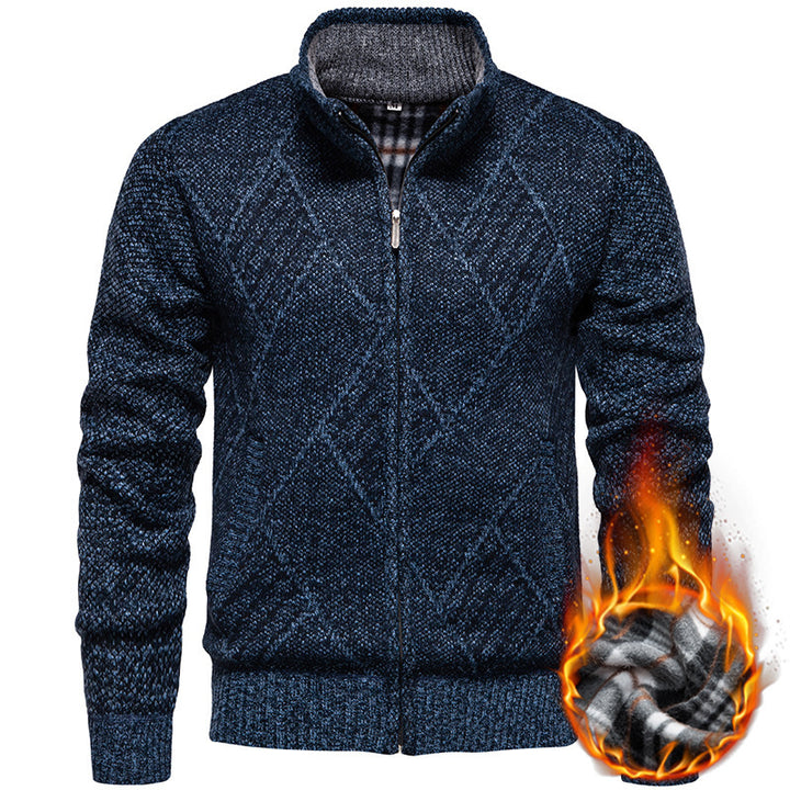Herren Strickjacke mit modernem Zopfmuster und hohem Kragen Aliams