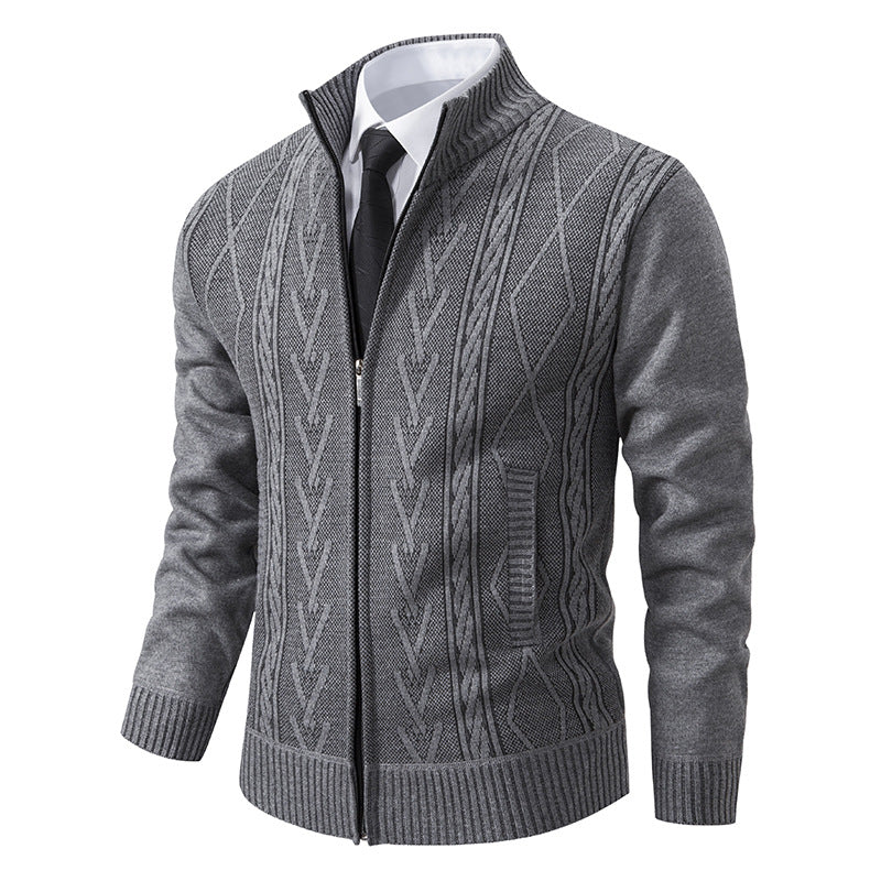 Herren Strickjacke mit modernem Zopfmuster und hochgeschlossenem Kragen Aliams