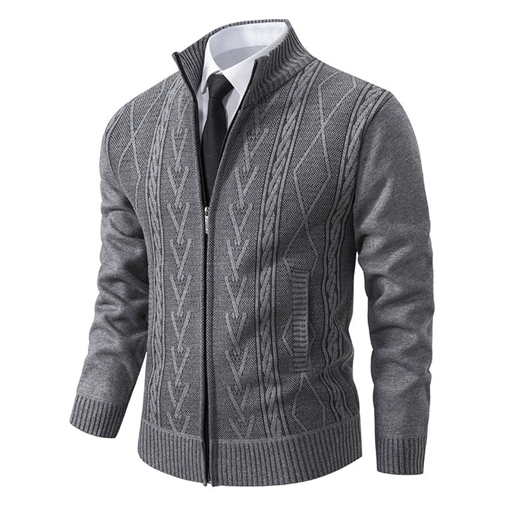 Herren Strickjacke mit modernem Zopfmuster und hochgeschlossenem Kragen Aliams