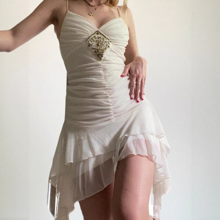 Damen Elegantes Abendkleid mit Rüschendetails und funkelndem Schmuck Aliams