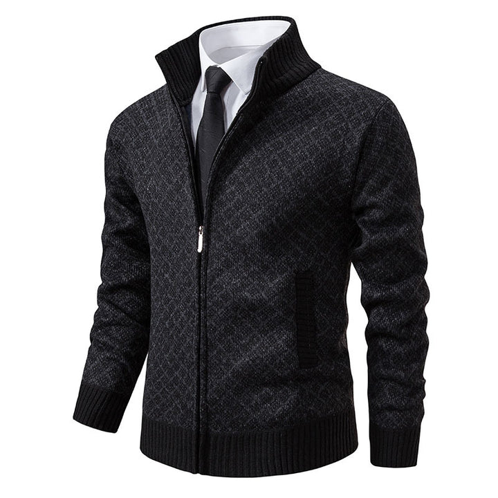 Herren Strickjacke mit modernem Zopfmuster und hohem Kragen Aliams
