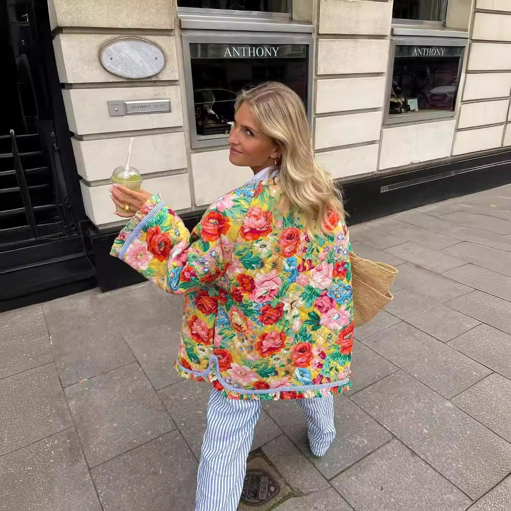 Damen Patchwork Steppjacke mit buntem Blumenmuster und Knopfdetails Aliams