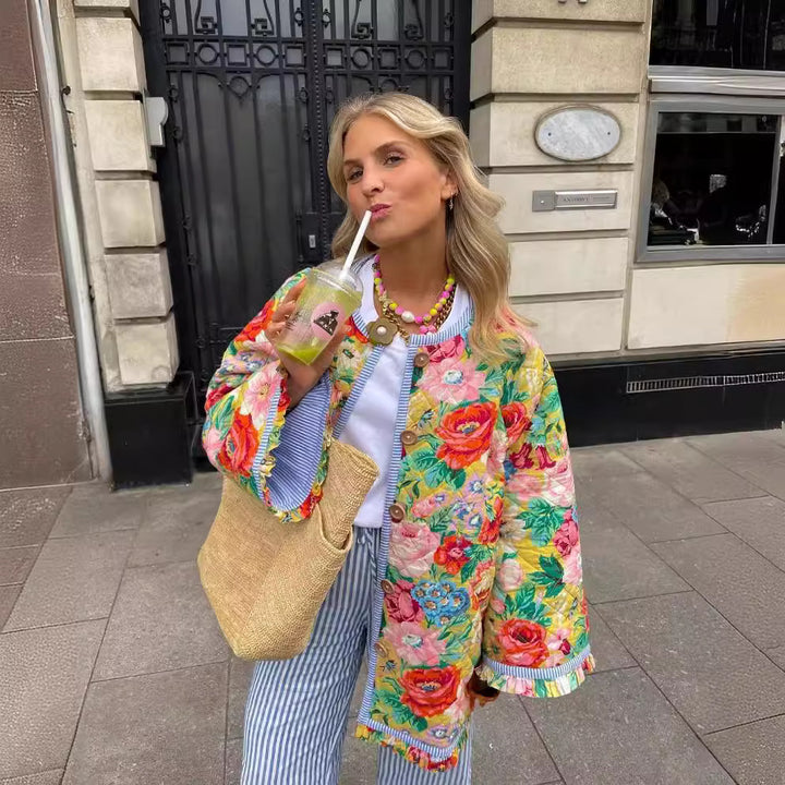 Damen Patchwork Steppjacke mit buntem Blumenmuster und Knopfdetails Aliams