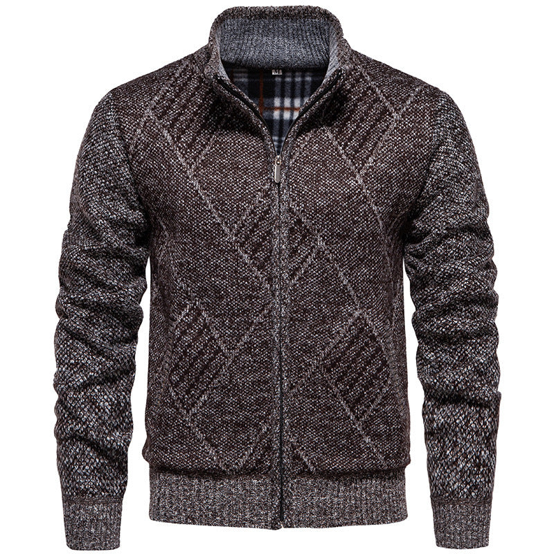 Herren Strickjacke mit modernem Zopfmuster und hohem Kragen Aliams