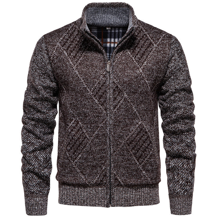 Herren Strickjacke mit modernem Zopfmuster und hohem Kragen Aliams