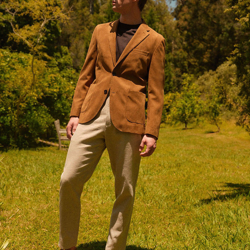 Herren eleganter Wildlederanzug mit tiefem Revers und praktischen Taschen Aliams