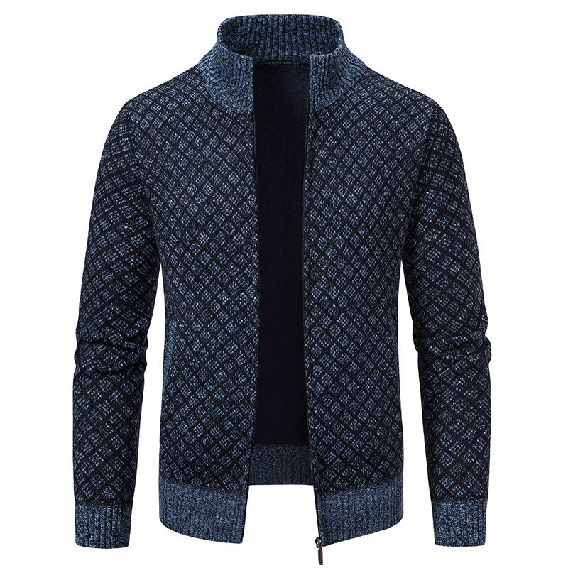 Herren Strickjacke mit modernem Zopfmuster und hohem Kragen Aliams