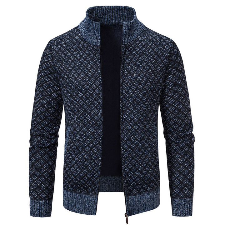 Herren Strickjacke mit modernem Zopfmuster und hohem Kragen Aliams