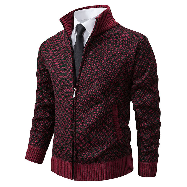 Herren Strickjacke mit modernem Zopfmuster und hohem Kragen Aliams