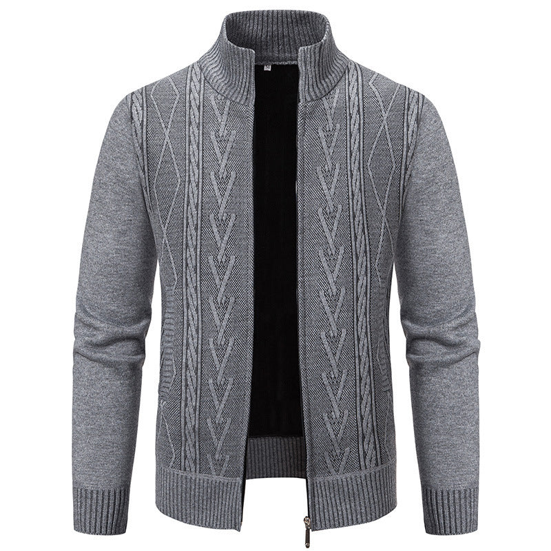 Herren Strickjacke mit modernem Zopfmuster und hohem Stehkragen Aliams