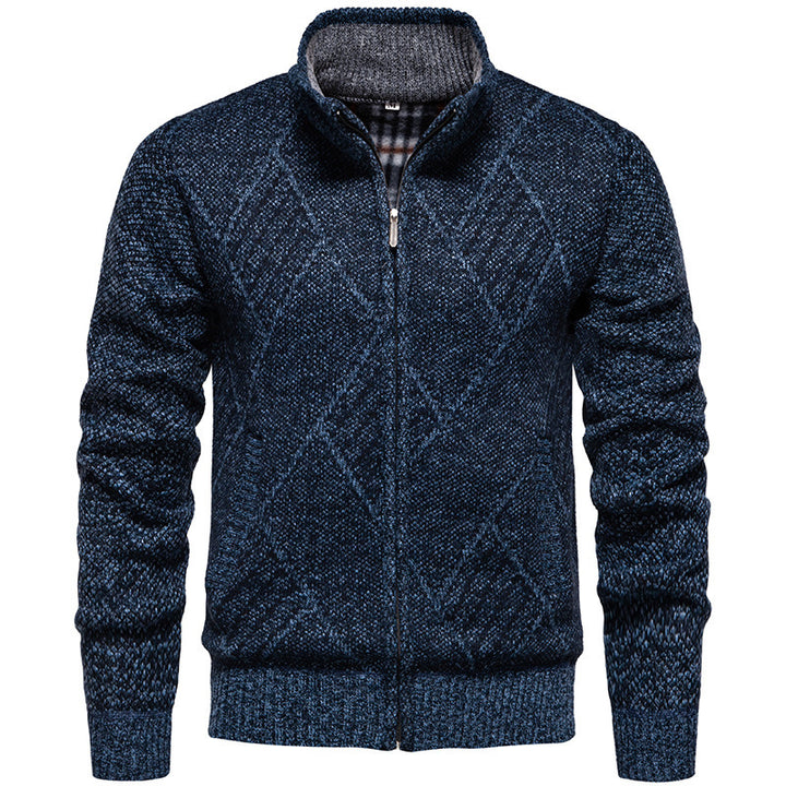 Herren Strickjacke mit modernem Zopfmuster und hohem Kragen Aliams