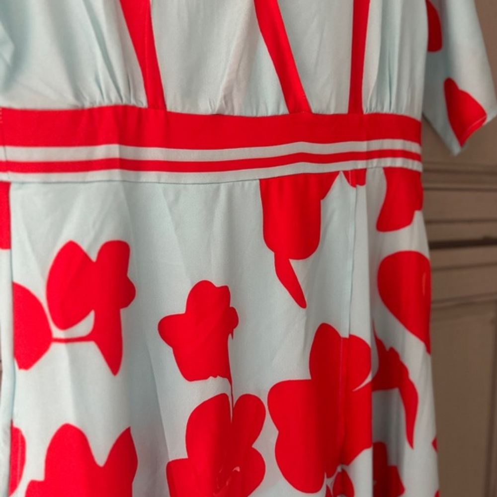 Damenkleid in Midilänge mit floralem Muster