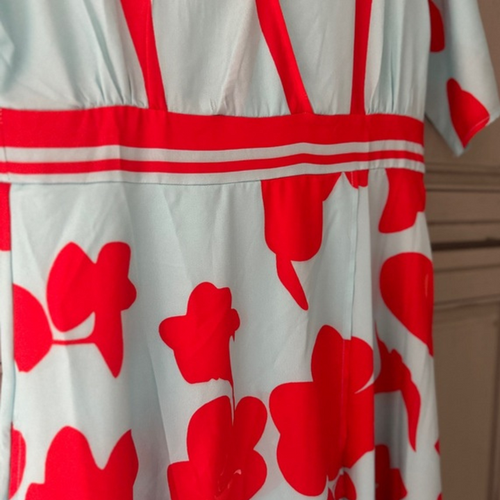 Damenkleid in Midilänge mit floralem Muster