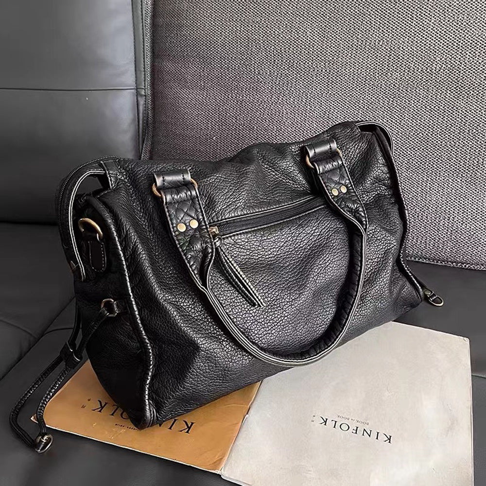 Schwarze Handtasche für die Schule