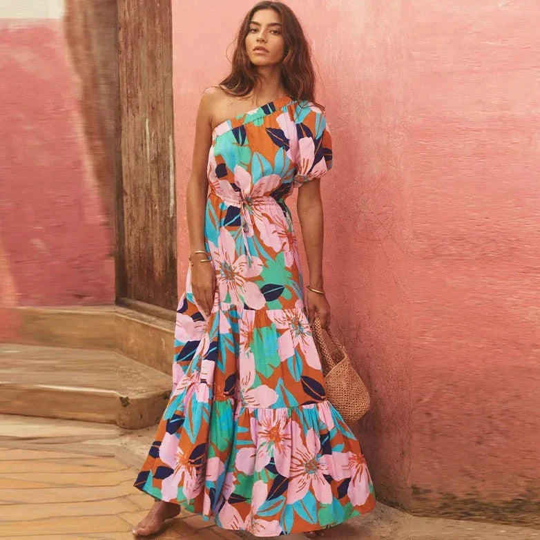 Bedrucktes Kleid mit einer Schulter
