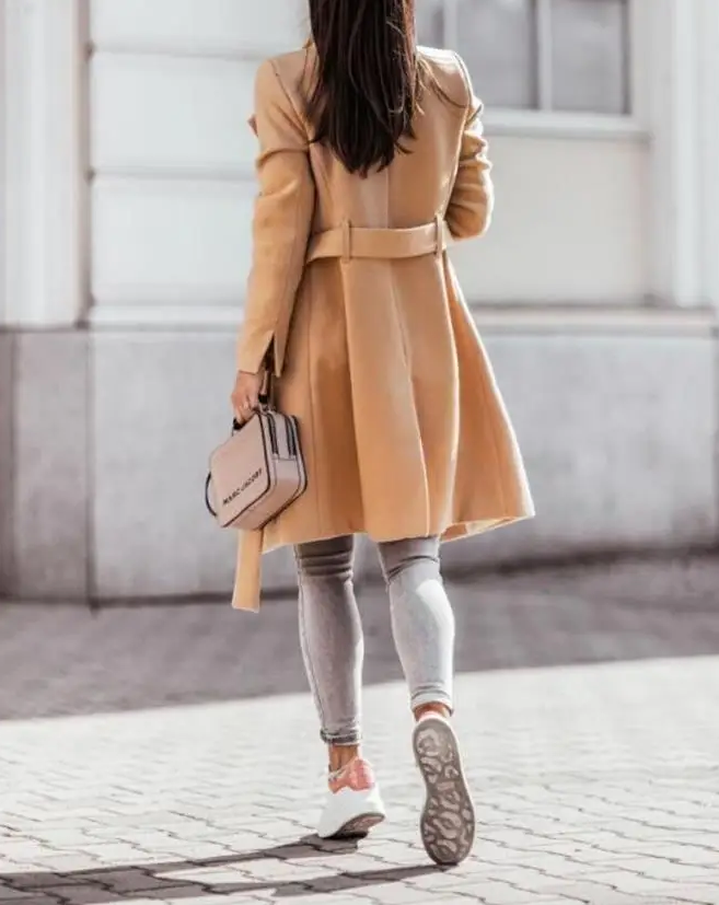 Eleganter Damen-Trenchcoat Für Stilvolle Auftritte