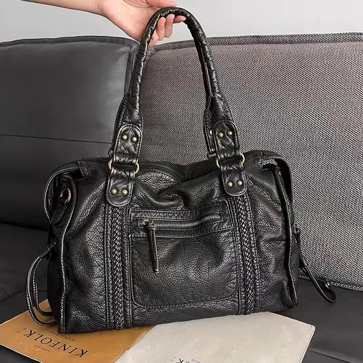 Schwarze Handtasche für die Schule