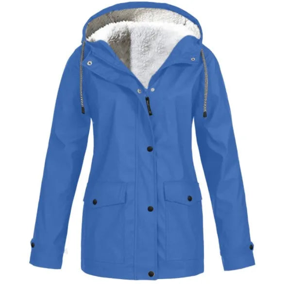 Blaue wind- und wasserdichte Outdoorjacke mit zwei Seitentaschen auf weißem Hintergrund