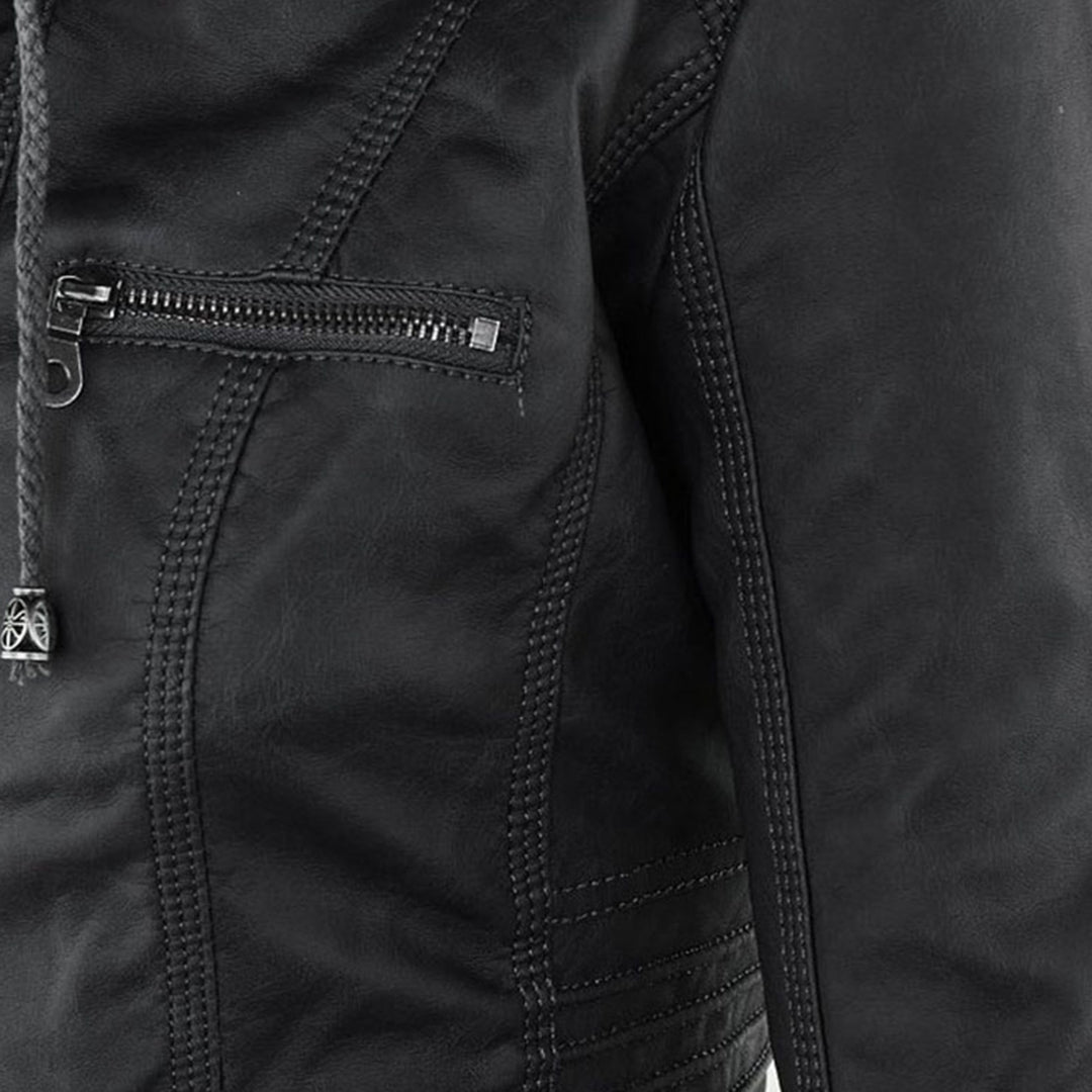 Schwarz lederjacke mit hervorgehobenem reißverschlusstaschen auf der brust