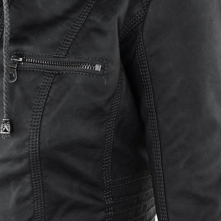 Schwarz lederjacke mit hervorgehobenem reißverschlusstaschen auf der brust