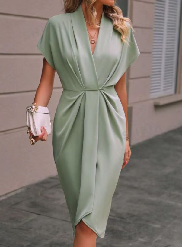Enges Kleid mit fließenden Ärmeln
