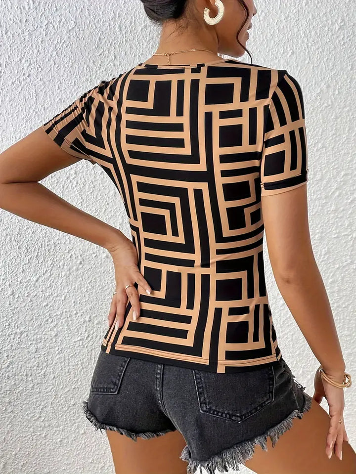 Elegantes T-Shirt mit Brustausschnitt